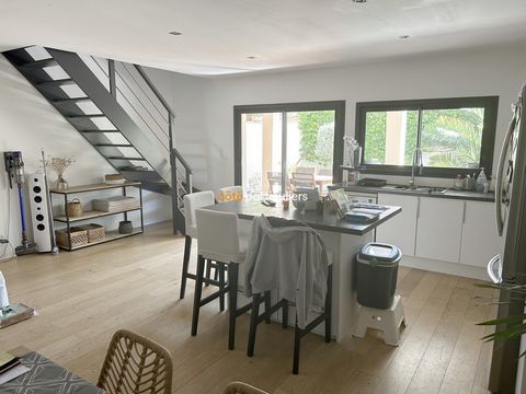 L'agence coté particuliers Bordeaux et bassin d'arcachon vous propose cette maison 5 pièces entièrement rénovée en 2015, située à BORDEAUX dans le quartier barrierre de pessac. Idéalement situé à proximité de l'hopital pellegrin, des commerces, des é...