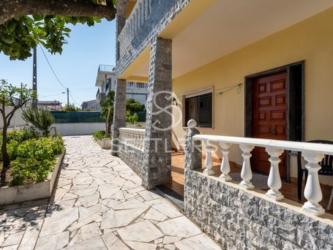 Detached 5+1 bedroom house with traditional architecture, with over 468 m² of construction, located in Manique, Cascais. Only 10 minutes from the beaches and set on a plot of 593 m², the house is divided into 3 floors as follows: Ground floor: Entran...