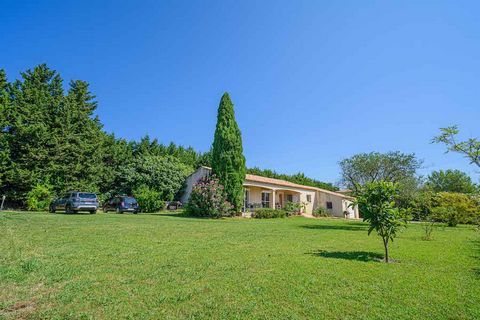 Single-storey villa surrounded by a remarkable plot of building land in a very quiet location Just a few minutes from the village centres of Paradou and Maussane-les-Alpilles, less than 10 minutes' walk from the nearest small shops (grocer, baker, bu...