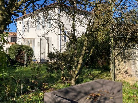 Nieulle sur Seudre, proche de Royan, de Marennes,de l'île d'Oléron, je vous propose cette maison de village de 87 m² habitable, au calme et dans un espace verdoyant. La partie jour se compose d'une entrée, cuisine, salon-séjour et WC indépendant. A l...