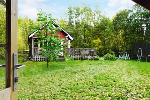 Willkommen im fantastischen Waldgebiet Havsskogen auf Väddö im Stockholmer Archipel! Hier finden Sie dieses attraktive Ferienhaus mit fußläufiger Entfernung zu einem kostenlosen Schwimmbecken, das allen Bewohnern der Umgebung zur Verfügung steht. Auß...