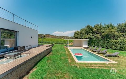 Modernes Haus von ca. 240m2 mit freiem Blick auf die Weinberge und das Schloss Grimaud. Diese kürzlich erbaute Villa verfügt über einen hellen Wohnbereich, der sich auf mehrere Terrassen öffnet. Im Erdgeschoss befinden sich drei Schlafzimmer mit jewe...