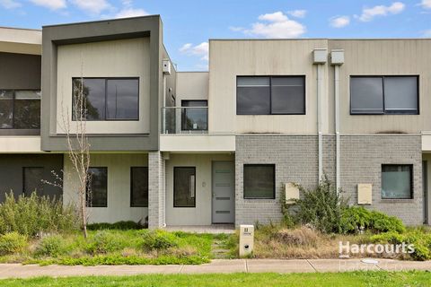 Ontdek uw ideale woning in de pittoreske buitenwijk Wollert. Dit boeiende herenhuis, prominent gepositioneerd aan de hoofdweg, combineert naadloos comfort, gemak en stijl. Het ligt op loopafstand van het Al Siraat College, parken, speeltuinen, lokale...