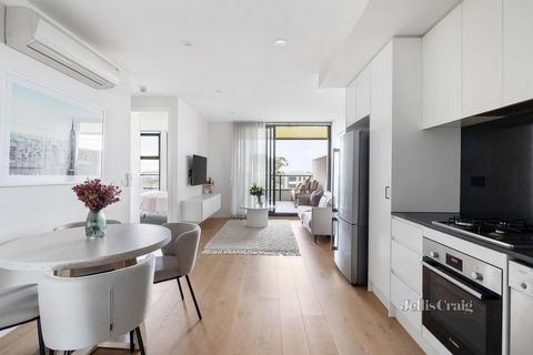 Découvrez un sens de la vogue du style intérieur et extérieur avec cet appartement de sécurité sophistiqué de deux chambres à coucher et deux salles de bains au premier étage. Dans le bâtiment « Two N Five » conçu par Bruce Henderson Architects, ce n...