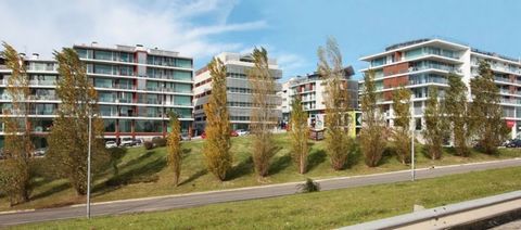 Espace de vente à vendre dans le bâtiment Mirador à Aveiro. La fraction est intégrée dans le lot 1, occupant les étages -3 et -4, où elle fonctionne comme une zone commerciale/de service et 100 places de stationnement et de stockage aux étages -5 à -...