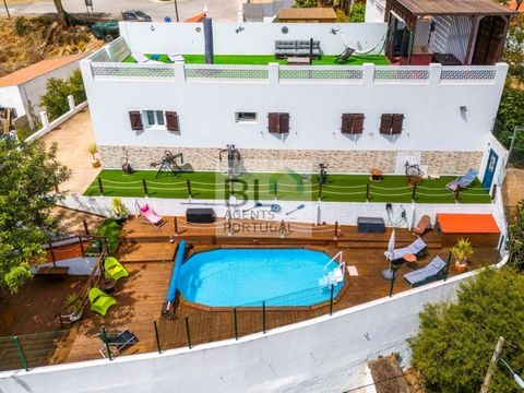 Découvrez cette belle propriété située dans le pitorresque village d'Odeleite, au sud du Portugal, à deux pas de la frontière espagnole et à proximité de la rivière et du barrage d'Odeleite. Caractéristique de la maison principale: -2 chambres spacie...