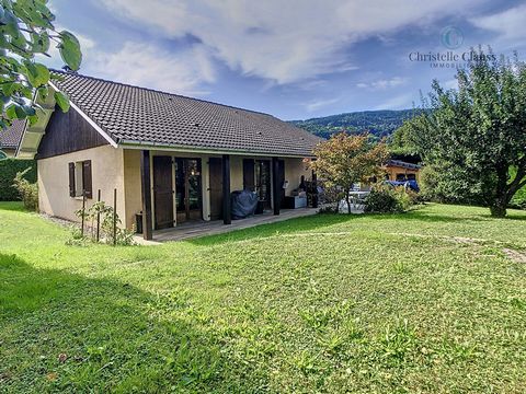 HABERE LULLIN- Aangenaam gelijkvloers huis te koop op een landelijke locatie dicht bij het dorpscentrum, de winkels en de school. Ook gelegen in de buurt van het college van BOEGE. CHRISTELLE CLAUSS immobilier BONNE presenteert dit huis te koop van 9...