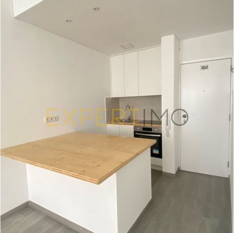 Cod. Ext. 7058 One bedroom flat in Anjos, Arroios fully renovated to debut. This property, with 35 m2 of floor space, is located on the second floor of a building with two elevators, refurbishment works completed in the month of March 2024. It consis...