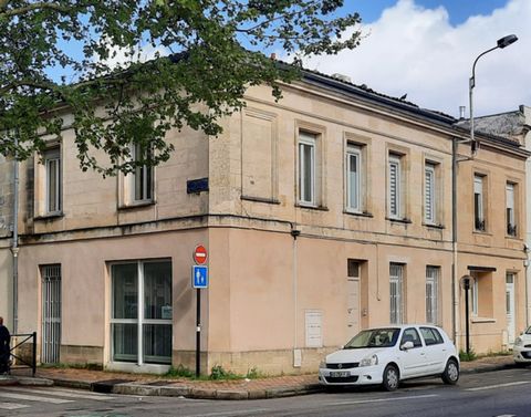 À deux pas du centre-ville, bel immeuble offrant une bonne rentabilité locative et composé de : Au RDC : - Un bureau de 10 m² - Un bureau de 12 m² - Un bureau de 30 m² Au 1er étage : - Un bureau de 30 m² - Un appartement T2 de 36 m² Au 2ème étage : -...