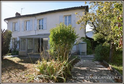 A SAINT JEAN DANGELY. Idéalement située à quelques pas des commerces, MAISON DE VILLE à rénover de type 4, dune superficie de 137m² sur une parcelle de 500m² de jardin clos avec garage. Vous recherchez un projet de rénovation à SAINT JEAN DANGELY, da...