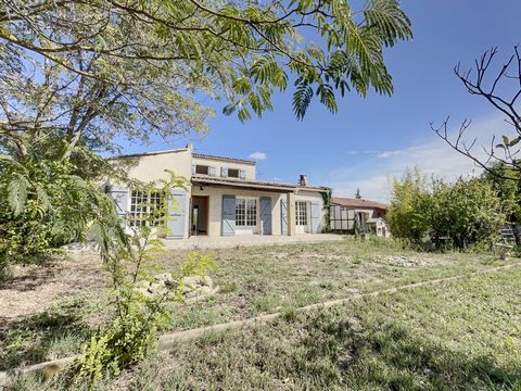 Saint Cannat, quartier de la Galinette - Maison de 126 m2 + véranda et garage, bâtie en 1972 sur une parcelle d'environ 700 m2 au calme. Très bonne construction. Lumineuse, elle se compose d'un grand séjour avec cheminée ouvrant au sud sur une terras...