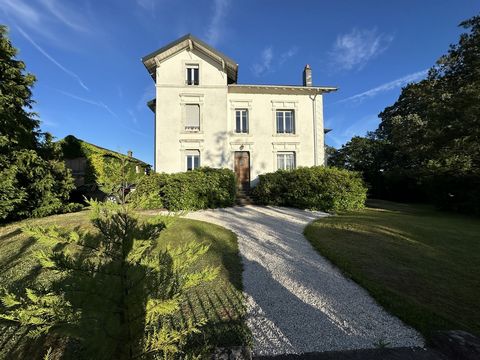 Dans un petit village à un quart d'heure de Gérardmer, Cette maison de maître nichée dans un parc de 7 230m2 avec arbres centenaires, a été restaurée dans le respect de l'authenticité des lieux. Au rez-de-chaussée, le SAS d'entrée et corridor nous mè...