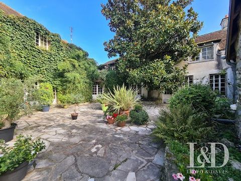 Située au coeur du pittoresque village de Moigny-sur-École, cette remarquable ferme ancienne vous invite à découvrir un véritable havre de paix au charme authentique. Nichée sur une parcelle paysagère de 1333 m², cette propriété en pierre, d'une surf...