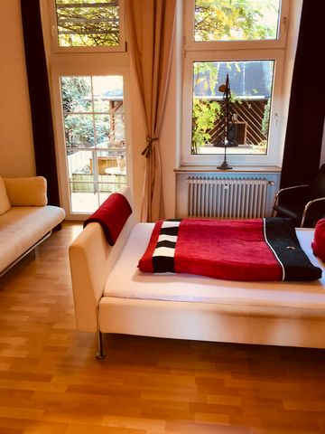 Stylisches Apartment am Park komplett möbeliert mit Terrasse direkt an der City! 2 vollständig, möblierte Zimmer mit Doppelbett und Schlafcouch, Badezimmer mit Dusche und WC und einem Küchen/Essbereich mit Schreibtisch! WLAN und Smart TV ! Einziehen ...