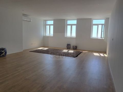 New and fully furnished T2+1 duplex apartment, with sea views, for sale or rent in Foz Velha. Located on floors 0 and -1 of a fully restored building. East/West. Ground floor with 91.m2 - Entrance hall, living room to the west with sea views, guest b...