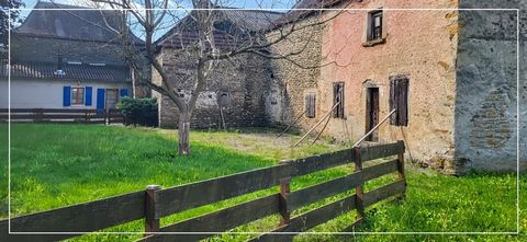 Au cur du paisible village de Geüs d'Oloron, venez découvrir ce corps de ferme à rénover composé d'une habitation d'environ 130m² ainsi que de 4 granges d'un espace total de 200m² offrant de nombreuses possibilités d'aménagement. Cet ensemble est bât...