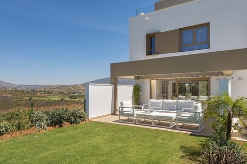 Adosado en venta en Mijas con 3 dormitorios y 3 baños, con comunitaria piscina. Respecto a las dimensiones, la propiedad presenta 141 m² construidos y 91 m² de terraza. Tiene las siguientes características colegios cerca, transporte cercano, aire aco...