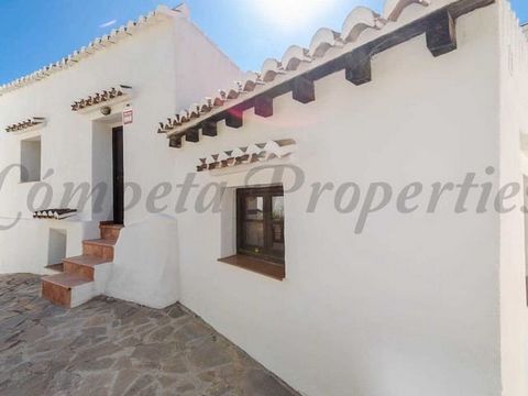 Esta encantadora casa adosada está situada en el pintoresco pueblo encalado de Salares, conocido por su marcada influencia árabe visible en todo el pueblo. Ubicada a lo largo de la popular ruta Mudéjar, la zona es un destino favorito para los senderi...