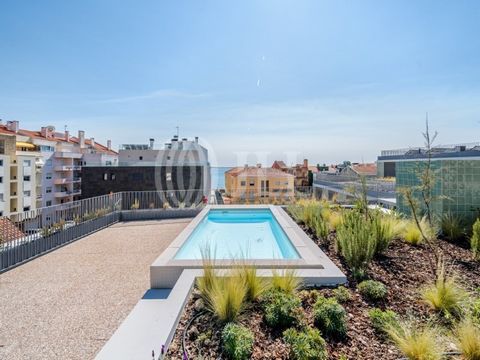 Appartement 5 pièces de 189 m² de surface privative brute, terrasse, deux balcons et trois places de parking, dans le Turquesa, à Algés, Oeiras. L'appartement se compose d'un spacieux salon avec salle à manger, accès à un balcon de 23 m² et à une ter...