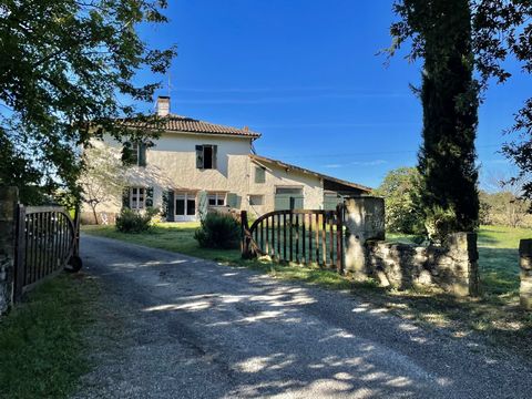 Very beautiful real estate complex consisting of a habitable character house on two levels but in its own juice with a surface area of 130 square meters each. Numerous outbuildings with the possibility of 800 square meters more to be developed. The h...