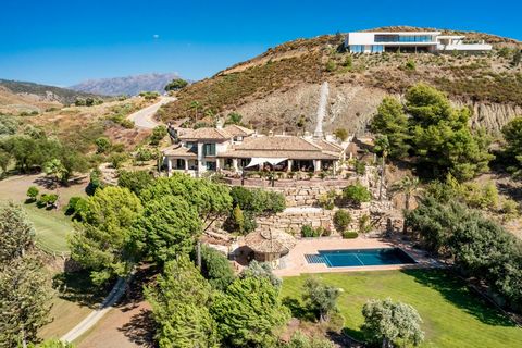 Découvrez cette villa traditionnelle de qualité, située dans le prestigieux Marbella Club Golf Resort. Offrant une intimité sereine et des vues imprenables sur la mer, les montagnes et le parcours de golf, cette maison orientée sud-ouest est l'incarn...