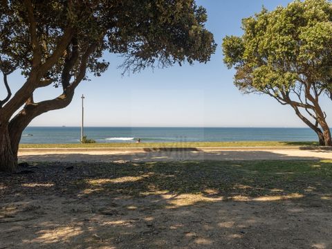 Terreno para construção junto à Universidade Católica, na Foz do Douro, Rua Padre Luís Cabral, com capacidade construtiva de 450 m2, para moradia de 2 pisos com jardim. Localização de excelência perto dos principais colégios do Porto, beneficiando de...