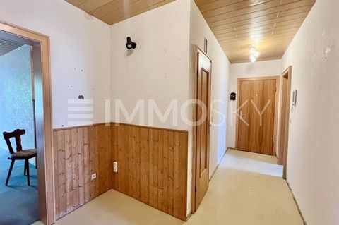 Diese gut geschnittene 3-Zimmer-Wohnung im 1. Obergeschoss überzeugt durch ihre zentrale Lage und eine durchdachte Raumaufteilung. Der Wohnbereich bietet Zugang zu einem sonnigen Balkon, auf dem sich der Tag entspannt ausklingen lässt. Die gepflegte ...