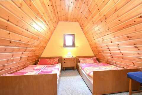 Dieses freistehende Ferienhaus liegt am Waldrand des staatlich anerkannten Erholungsortes Wildenthal. Sie gelangen über einen separaten Eingang durch das Erdgeschoß oder über eine Außentreppe, dann befinden Sie sich bereits in der 1. Etage, in Ihr Ur...