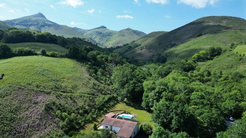 Para los amantes de la naturaleza y la tranquilidad absoluta, esta magnífica casa vasca de líneas modernas y depuradas les abre sus puertas. Ubicado en un entorno verde, protegido de la vista y servido por un pequeño camino comunitario, ofrece un ent...
