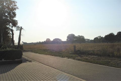 Geniet van een rustige vakantie in dit knusse vakantiehuis met twee slaapkamers, gelegen in het weelderige landschap van Noord-Limburg. Ideaal voor stellen, kleine gezinnen of motorrijders. Het huis beschikt over een ruime tuin, een zonnig terras en ...