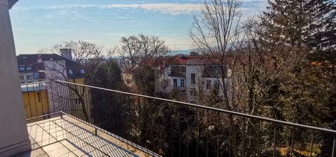 From the spacious living room with adjoining kitchen, you can access the wide balcony with an unobstructed view of magnificent treetops or down into the garden. The bedroom with air conditioning and private balcony promises restful nights. A light-fl...