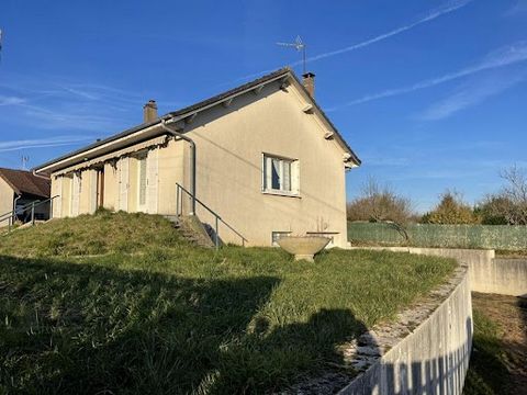 NOGENT-sur-VERNISSON Pavillon d'habitation sur sous-total total compartimenté comprenant au rez-de-chaussée entrée, séjour avec cheminée ouverte, cuisine aménagée, couloir, deux chambres, salle d'eau, wc indépendants. Au sous-sol garage, chaufferie, ...