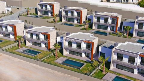 Bodrum Maisons Privées avec Piscine et Jardin Près de la Plage d'Akyarlar Ces maisons individuelles disposent de trois chambres à coucher conçues pour une vie confortable. Chacune comprend une suite d'invités entièrement équipée avec une entrée privé...