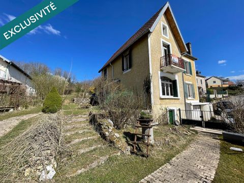 Maison traditionnelle entourée de verdure