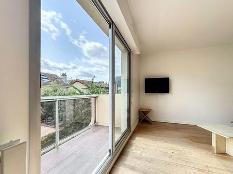 2P EN DERNIER ETAGE AU SEIN D'UNE RESIDENCE VERDOYANTE SECURISEE AVEC BALCONS ET PARKING EN SOUS-SOL