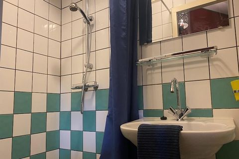 Located in Bergen op Zoom, this is a 2-bedroom holiday home with a beautiful garden, which is perfect to walk or lie down reading a book. You can stay here comfortably with a small family or group of 4 persons. The green surroundings and small cattle...