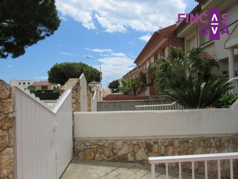Fincas Eva presenteert een prachtige villa aan het strand van Altafulla, naast de jachtclub. In goede staat, klaar om het hele jaar door te wonen, met alle voorzieningen en op een zeer goede locatie. Het bestaat uit 201m2 GROOT TERRAS van 80m2. Het i...