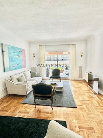 Located on a fifth floor with an exterior floor plan and a total of 224 square meters, this spacious home, with plenty of natural light, features a simple layout consisting of a spacious foyer leading to a large, open-plan living room with two distin...