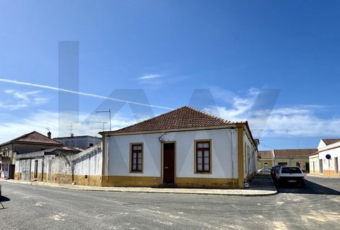 We present an excellent investment opportunity in the centre of the town of Grândola: a property with unique features, located in a privileged location and with great potential for urban redevelopment. Occupying nearly an entire block, this property ...