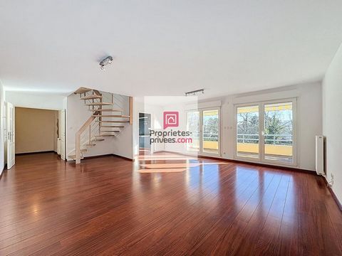 Situé rue des Bateliers à la frontière entre Montigny-les-Metz et le prisé quartier de la Vacquinière à Metz, ce superbe duplex au 1er et dernier étage d'une petite copropriété parfaitement entretenue, offre un cadre de vie unique. A la fois proche d...