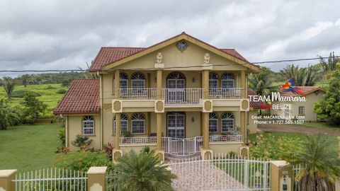 Maison luxueuse à Belmopan, Belize nichée sur un terrain double au sein de la communauté très recherchée de University Heights. Cette propriété deux-à-un méticuleusement conçue dispose non seulement d’une maison principale, mais aussi d’une maison d’...