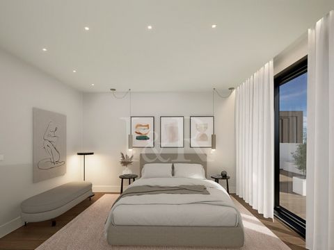 Apartamento T2 com 116 m2 localizado no empreendimento Villa Praia, em São João do Estoril. Este espaçoso apartamento distribui-se do seguinte modo: ao entrarmos, encontramos um hall de entrada e uma casa de banho social. Do lado esquerdo do apartame...