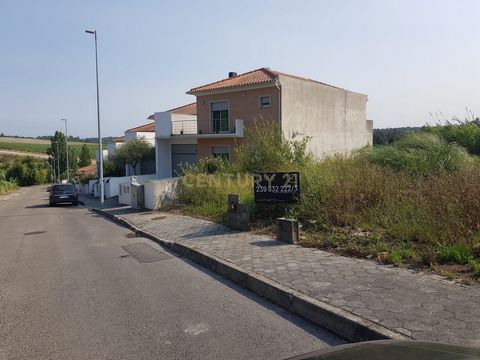 Lote de terreno com 450 m2, com viabilidade para construção de uma moradia de 2 pisos com área de implantação de 140 m2 e área de construção 200 m2 ,numa urbanização nova em Oliveira do Bairro. Locais perto: 800 metros - Estádio Municipal de Oliveira...