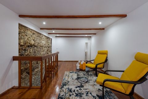 Charmoso T1 Duplex renovado com entrada independente ao pé do Castelo de São Jorge Antigo ateliê/boutique reconvertido num encantador T1 duplex com 62m² de area bruta privativa, este imóvel destaca-se pela sua entrada independente sob uma bonita arca...