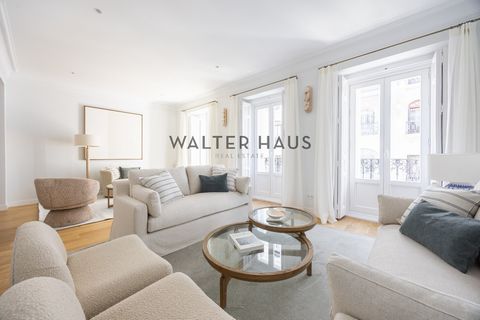 We present an excellent 182 m² home located on the fourth exterior floor of a classic 1905 building. This property is characterized by its high ceilings and practical layout. It features a generously sized entrance hall leading to a spacious, open-pl...
