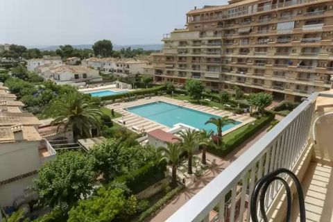 Los exteriores de la propiedad son ideales para disfrutar del clima mediterráneo ya que cuenta con una piscina compartida con unas dimensiones de 24 x 12m y con una profundidad que oscila entre 1.20m y 1.70m. Es ideal para refrescarse y relajarse baj...