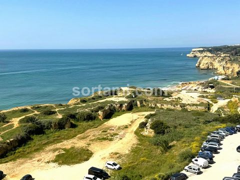 Piso totalmente reformado para alquiler anual con vistas al mar. Consta de un dormitorio en suite, salón diáfano y cocina amueblada, baño completo y balcón. Edificio con ascensor y a 50 metros de la playa. ¡Reserve ya su visita!