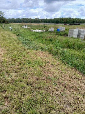 Idéalement situé ce terrain plat borné non viabilisé, saura répondre à vos projets de maison à bâtir