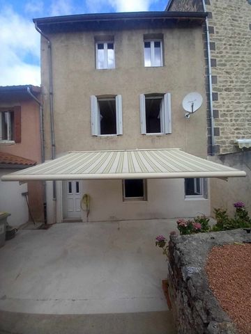 Maison T5 cave, grenier aménageable, grande cour ombragée et immense jardin semi attenant