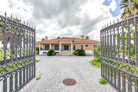 Bem-vindos ao refúgio perfeito! Uma moradia para toda a família, o local ideal para o seu descanso merecido! Mas, também, uma propriedade com potencial para investimento em vários tipos de negócio. Implantada num lote de terreno com 9 934m², dos quai...